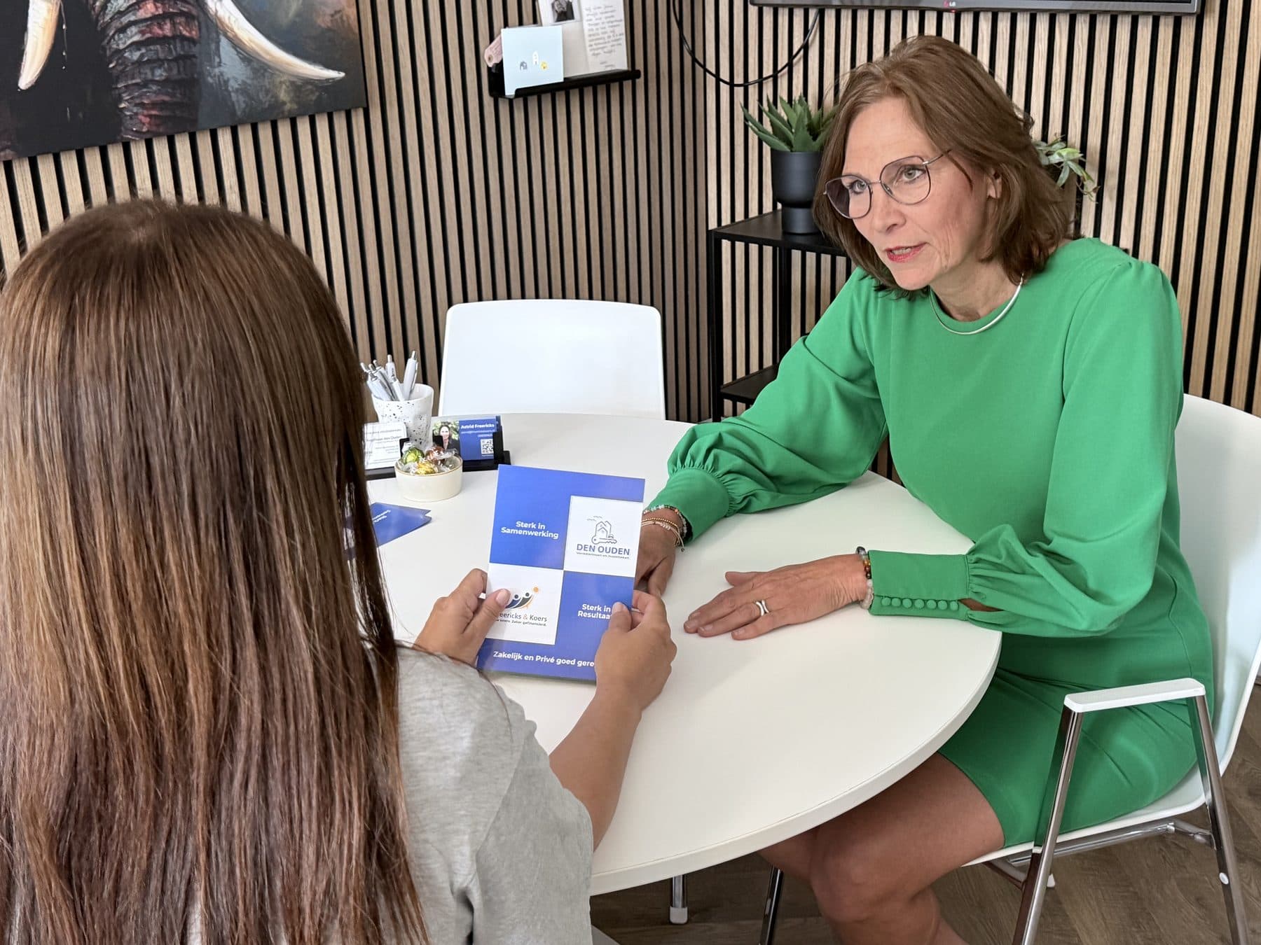 Astrid Freericks aan tafel met een ondernemer