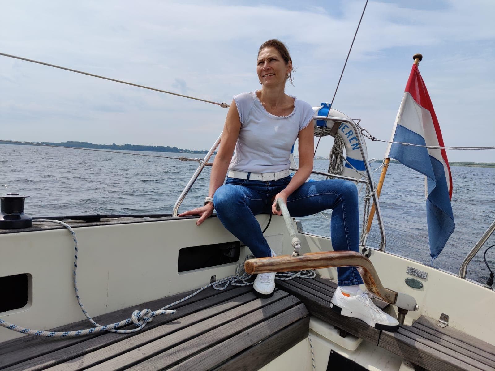 Astrid Freericks aan boord van haar zeilboot